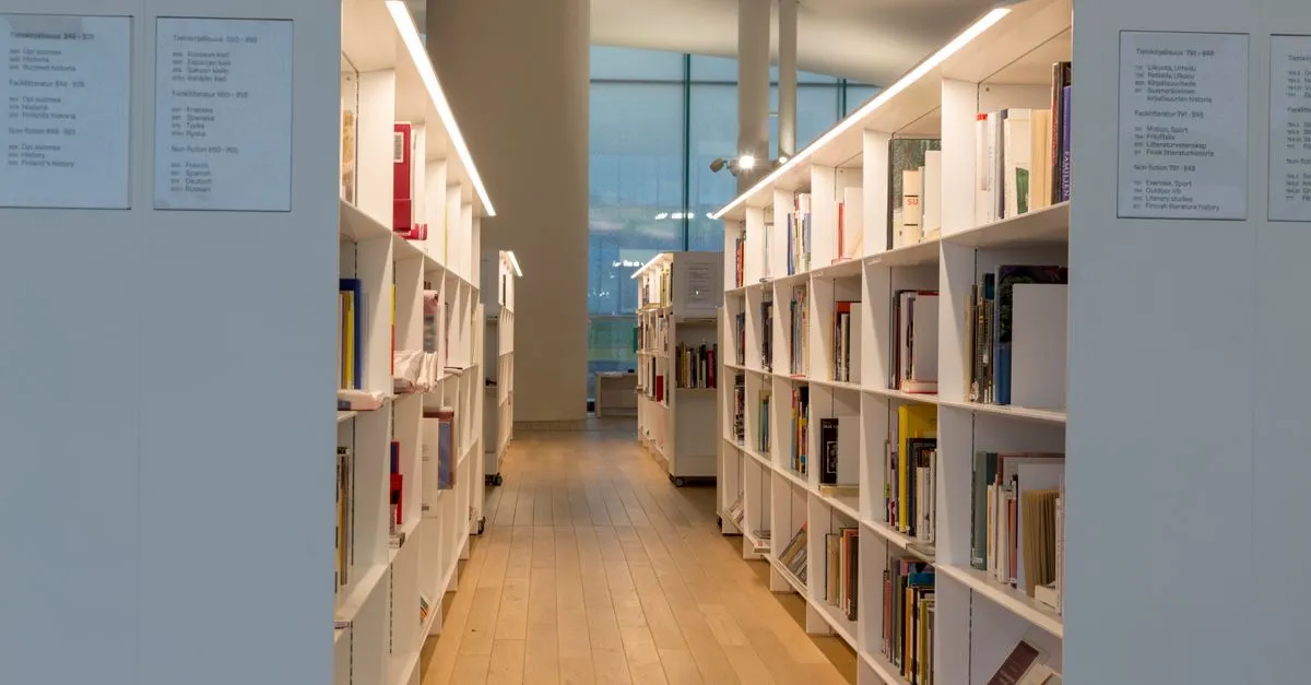 Lege boekenplanken in een gesloten winkel.