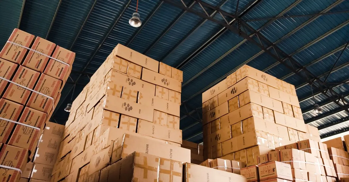 Stapels kartonnen dozen in een opslagloods — bestelde goederen die wachten op verzending.