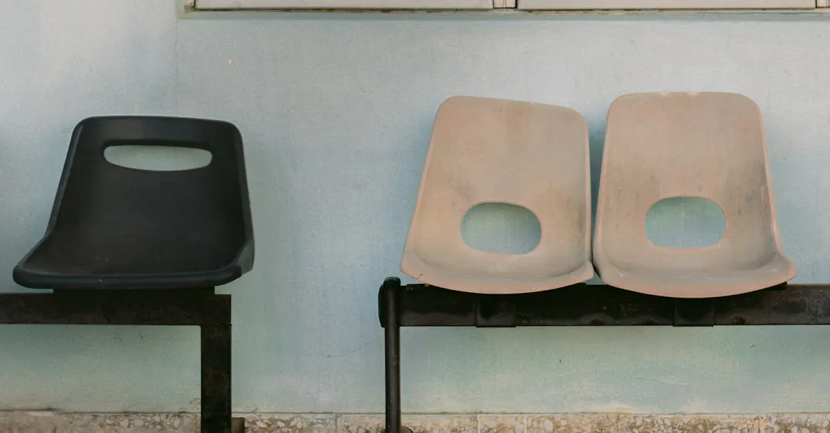 Lege plastic wachtkamerstoelen tegen een blauwe muur — een afgesloten ruimte