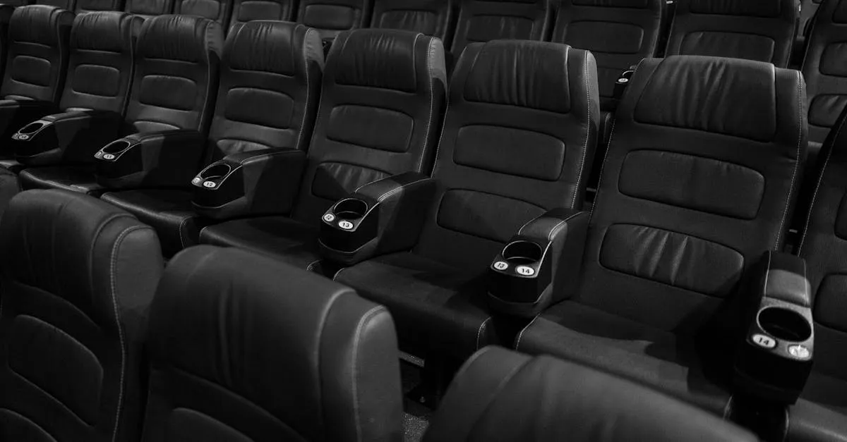 Lege bioscoopstoelen in het donker