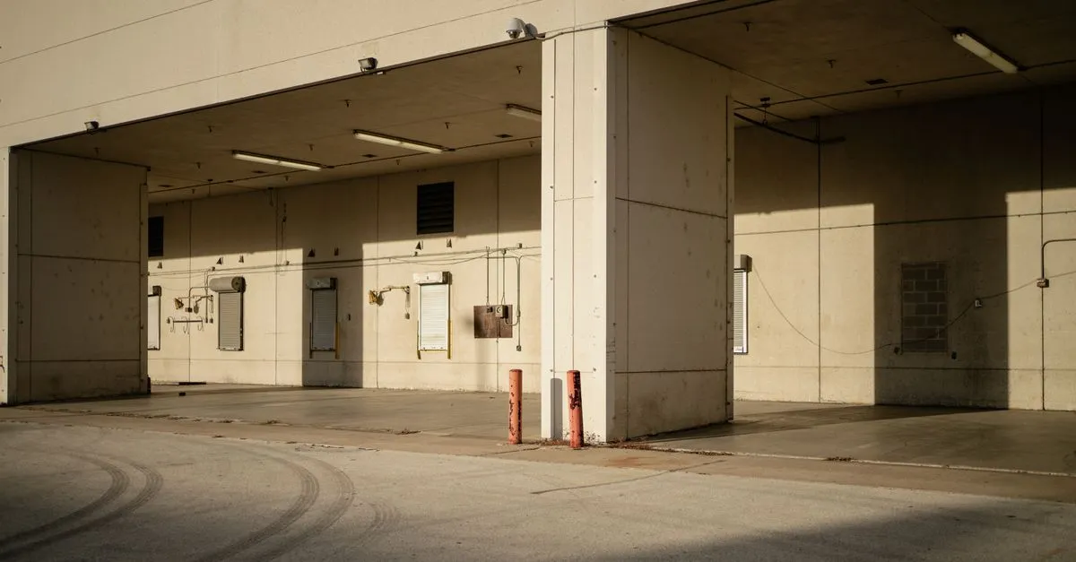Een verlaten laaddock met geparkeerde bestelwagens in de schemering