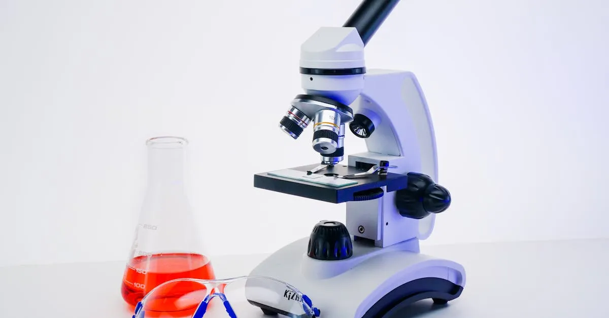 Microscoop en laboratoriumglas in een wetenschappelijke omgeving